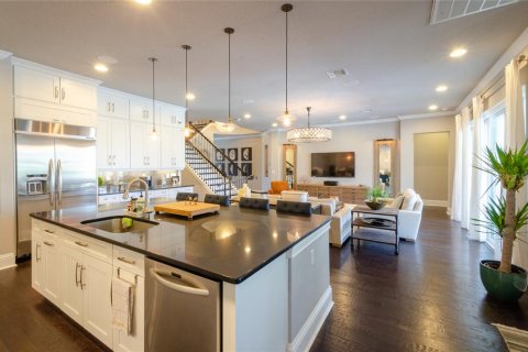 House in Orlando, Florida 7 bedrooms, 497.49 sq.m. № 2195373 - photo 10
