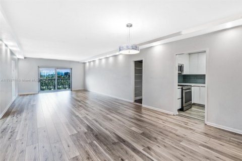 Condominio en venta en Bay Harbor Islands, Florida, 2 dormitorios, 149.29 m2 № 1868314 - foto 3