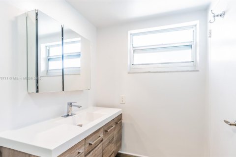 Condominio en venta en Bay Harbor Islands, Florida, 2 dormitorios, 149.29 m2 № 1868314 - foto 18