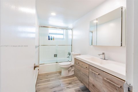 Condominio en venta en Bay Harbor Islands, Florida, 2 dormitorios, 149.29 m2 № 1868314 - foto 21