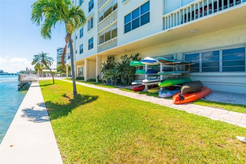 Condominio en venta en Bay Harbor Islands, Florida, 2 dormitorios, 149.29 m2 № 1868314 - foto 27