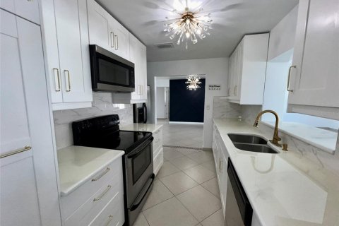 Casa en venta en Kissimmee, Florida, 3 dormitorios, 156.54 m2 № 1791706 - foto 2