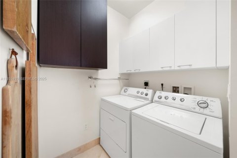 Condo in Sunny Isles Beach, Florida, 2 bedrooms  № 1994091 - photo 25