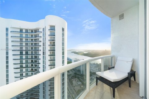 Condo in Sunny Isles Beach, Florida, 2 bedrooms  № 1994091 - photo 23