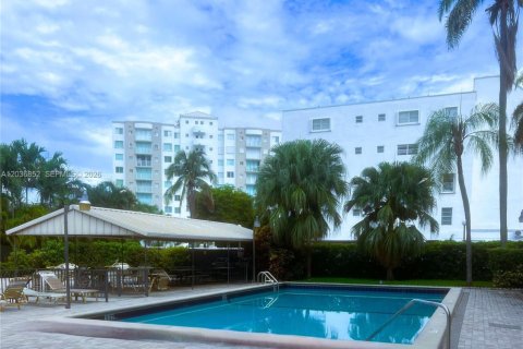Condominio en alquiler en Sunny Isles Beach, Florida, 2 dormitorios, 91.97 m2 № 2154068 - foto 10