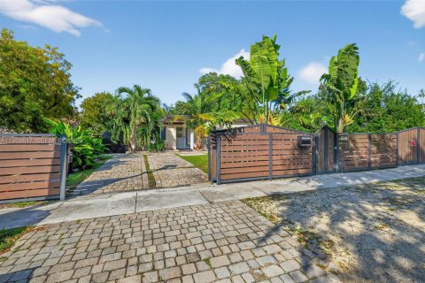 House in North Miami, Florida 3 bedrooms, 121.14 sq.m. № 2243929 - photo 2