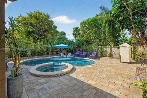 House in North Miami, Florida 3 bedrooms, 121.14 sq.m. № 2243929