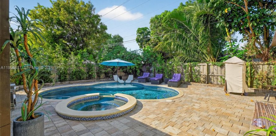 House in North Miami, Florida 3 bedrooms, 121.14 sq.m. № 2243929