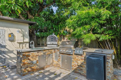 House in North Miami, Florida 3 bedrooms, 121.14 sq.m. № 2243929 - photo 30