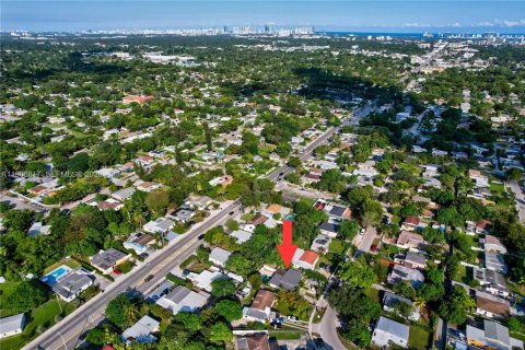 House in North Miami, Florida 3 bedrooms, 121.14 sq.m. № 2243929 - photo 8