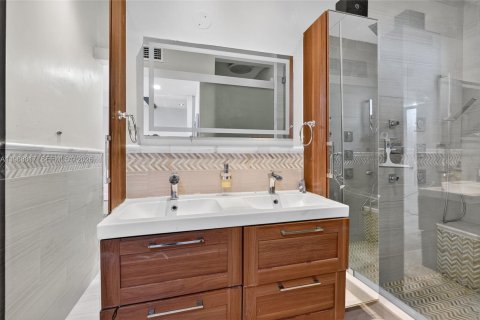 House in North Miami, Florida 3 bedrooms, 121.14 sq.m. № 2243929 - photo 22