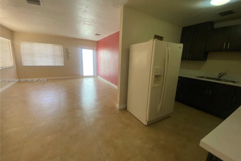 Casa en alquiler en Miami, Florida, 3 dormitorios, 102.19 m2 № 1961564 - foto 16