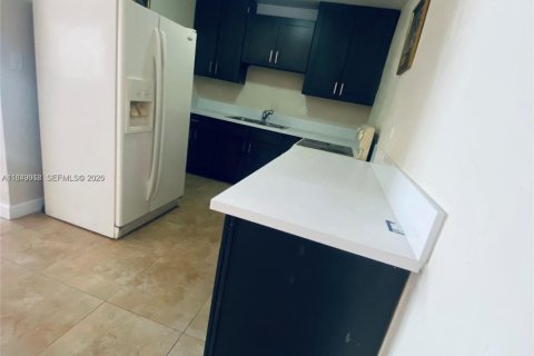 Casa en alquiler en Miami, Florida, 3 dormitorios, 102.19 m2 № 1961564 - foto 19