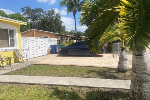 Casa en alquiler en Miami, Florida, 3 dormitorios, 102.19 m2 № 1961564 - foto 17