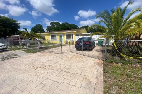 Casa en alquiler en Miami, Florida, 3 dormitorios, 102.19 m2 № 1961564 - foto 18