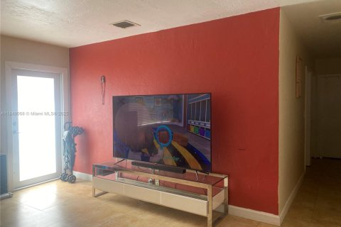 Villa ou maison à louer à Miami, Floride: 3 chambres, 102.19 m2 № 1961564 - photo 3