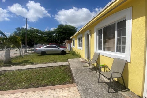 Villa ou maison à louer à Miami, Floride: 3 chambres, 102.19 m2 № 1961564 - photo 2