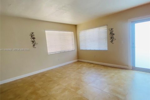 Casa en alquiler en Miami, Florida, 3 dormitorios, 102.19 m2 № 1961564 - foto 15