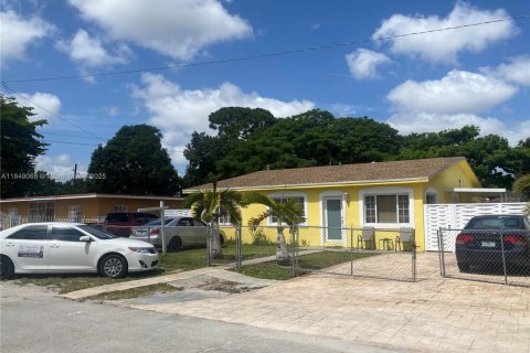 Villa ou maison à louer à Miami, Floride: 3 chambres, 102.19 m2 № 1961564 - photo 1