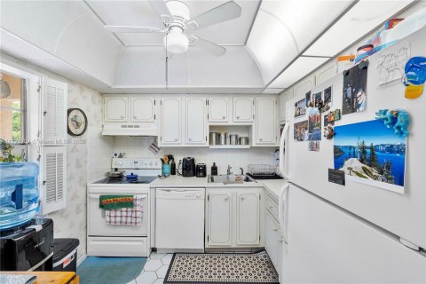 Купить кондоминиум в Маргит, Флорида 2 спальни, 86.4м2, № 1957839 - фото 3