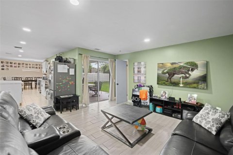 Casa en venta en Miami, Florida, 3 dormitorios, 161.09 m2 № 1877785 - foto 3