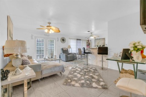 Снять в аренду виллу или дом в Майами-Гарденс, Флорида 3 спальни, 125.05м2, № 1946134 - фото 14