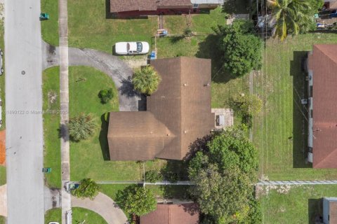 Снять в аренду виллу или дом в Майами-Гарденс, Флорида 3 спальни, 125.05м2, № 1946134 - фото 27