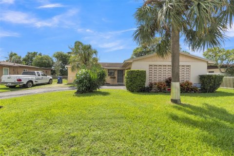 Снять в аренду виллу или дом в Майами-Гарденс, Флорида 3 спальни, 125.05м2, № 1946134 - фото 11