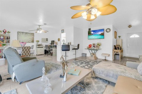 Снять в аренду виллу или дом в Майами-Гарденс, Флорида 3 спальни, 125.05м2, № 1946134 - фото 7