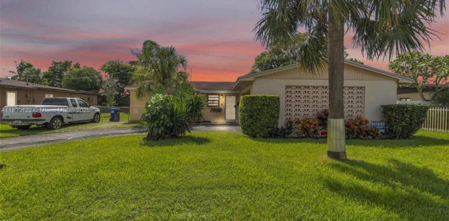 Дом в Майами-Гарденс, Флорида 3 спальни, 125.05м2 № 1946134