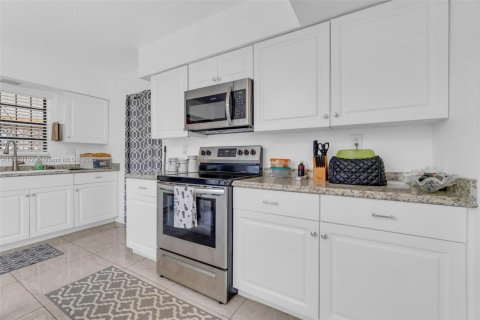 Снять в аренду виллу или дом в Майами-Гарденс, Флорида 3 спальни, 125.05м2, № 1946134 - фото 2