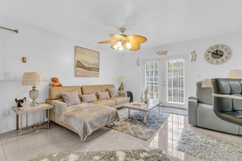 Снять в аренду виллу или дом в Майами-Гарденс, Флорида 3 спальни, 125.05м2, № 1946134 - фото 8