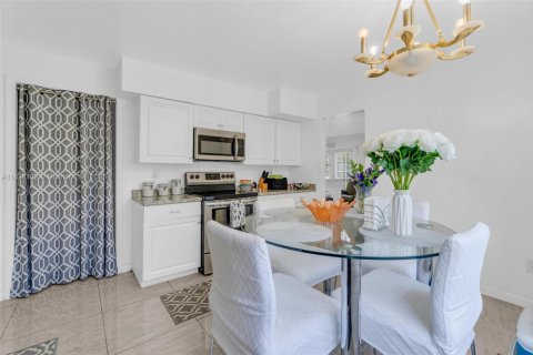 Снять в аренду виллу или дом в Майами-Гарденс, Флорида 3 спальни, 125.05м2, № 1946134 - фото 4