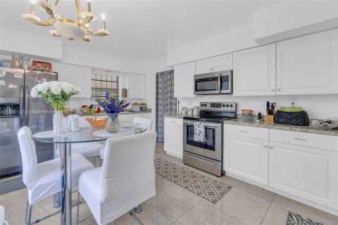 Снять в аренду виллу или дом в Майами-Гарденс, Флорида 3 спальни, 125.05м2, № 1946134 - фото 3