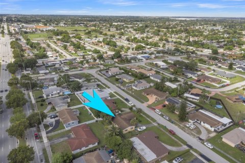 Снять в аренду виллу или дом в Майами-Гарденс, Флорида 3 спальни, 125.05м2, № 1946134 - фото 30