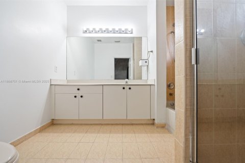 Townhouse in Miami, Florida 2 bedrooms, 134.8 sq.m. № 1920035 - photo 18