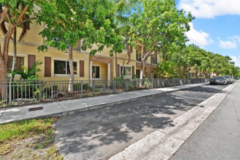Townhouse in Miami, Florida 2 bedrooms, 134.8 sq.m. № 1920035 - photo 1