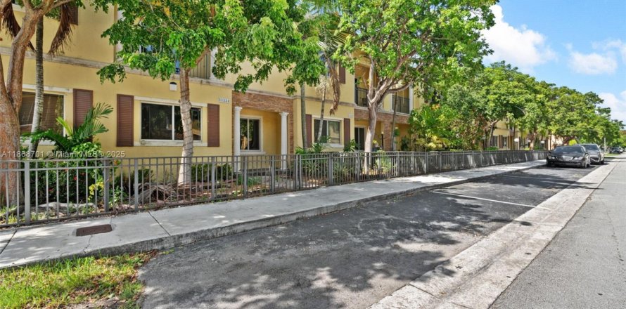 Townhouse in Miami, Florida 2 bedrooms, 134.8 sq.m. № 1920035
