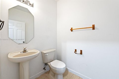 Townhouse in Miami, Florida 2 bedrooms, 134.8 sq.m. № 1920035 - photo 22