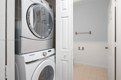 Townhouse in Miami, Florida 2 bedrooms, 134.8 sq.m. № 1920035 - photo 11