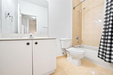 Townhouse in Miami, Florida 2 bedrooms, 134.8 sq.m. № 1920035 - photo 19