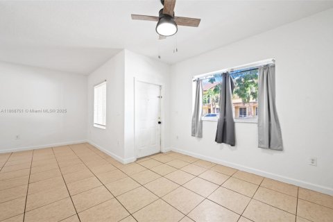 Townhouse in Miami, Florida 2 bedrooms, 134.8 sq.m. № 1920035 - photo 10