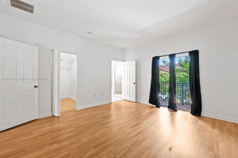 Townhouse in Miami, Florida 2 bedrooms, 134.8 sq.m. № 1920035 - photo 17