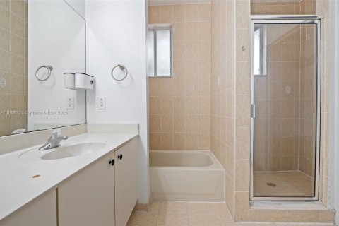 Townhouse in Miami, Florida 2 bedrooms, 134.8 sq.m. № 1920035 - photo 20