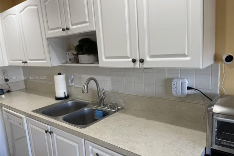 Снять в аренду кондоминиум в Делрей-Бич, Флорида 2 спальни, 106.65м2, № 1945083 - фото 2