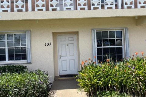 Снять в аренду кондоминиум в Делрей-Бич, Флорида 2 спальни, 106.65м2, № 1945083 - фото 1