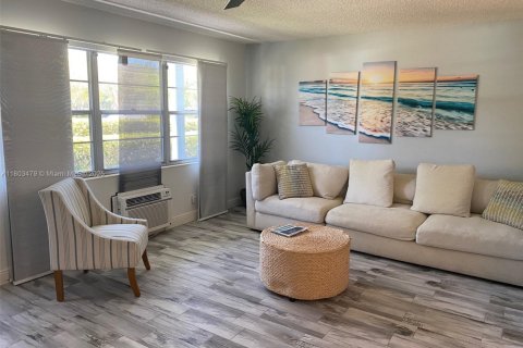 Купить кондоминиум в Дирфилд-Бич, Флорида 1 спальня, 65.03м2, № 1959425 - фото 6