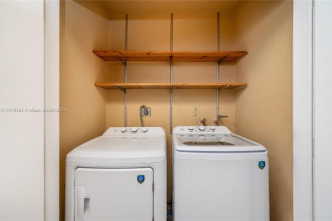 Купить кондоминиум в Майами, Флорида 2 спальни, 91.51м2, № 1975686 - фото 25