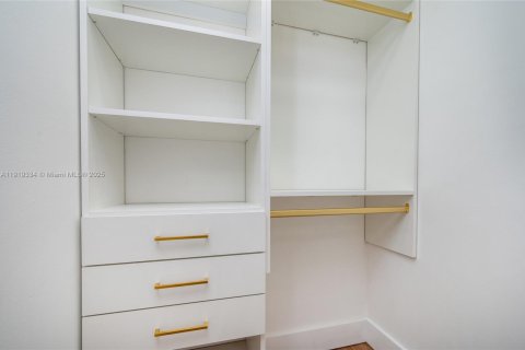 Купить кондоминиум в Майами, Флорида 2 спальни, 91.51м2, № 1975686 - фото 12