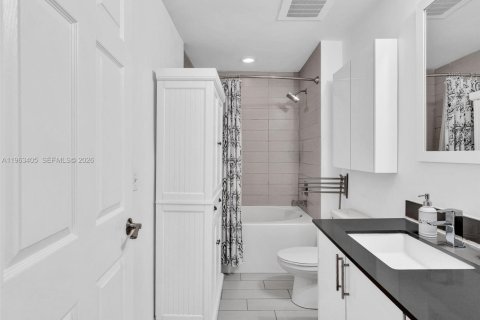 Купить кондоминиум в Майами, Флорида 1 спальня, 70.79м2, № 2091320 - фото 13